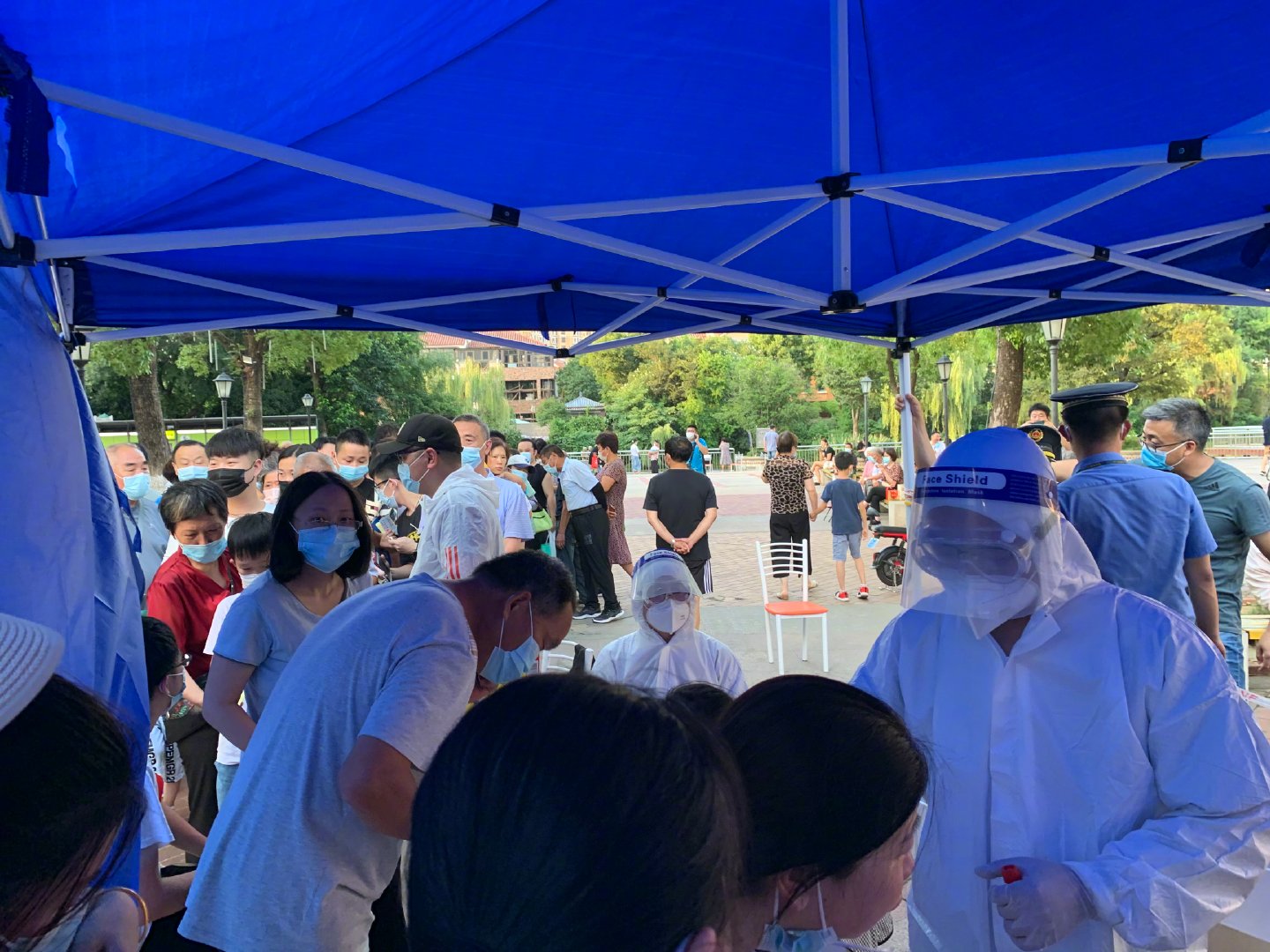 【有疫情的地区全员核酸,全员核酸检测还能外出吗】-第2张图片