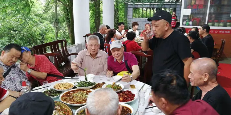 没疫情的地区可以聚餐/没有疫情的地区不让回家-第2张图片